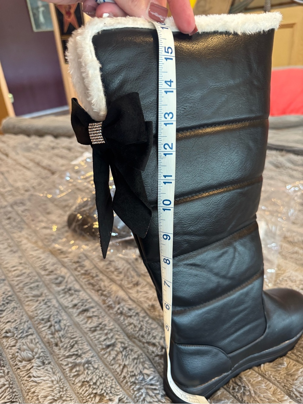 Women's Black Faux-Fur Lined Winter Boots - Picture 7 of 7